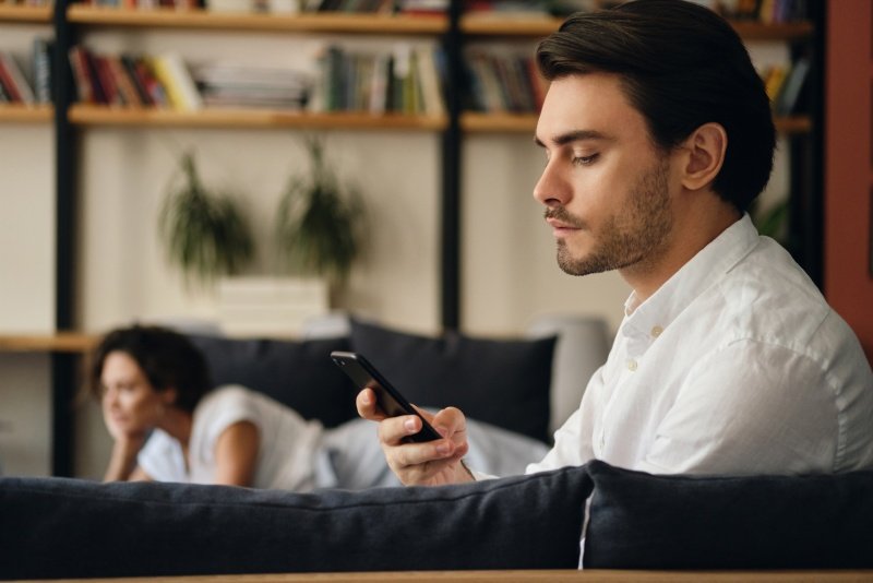 petit ami qui envoie des textos de façon incohérente