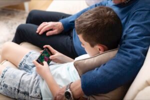 Comment mettre en place un contrôle parental sur le téléphone de mon enfant ?